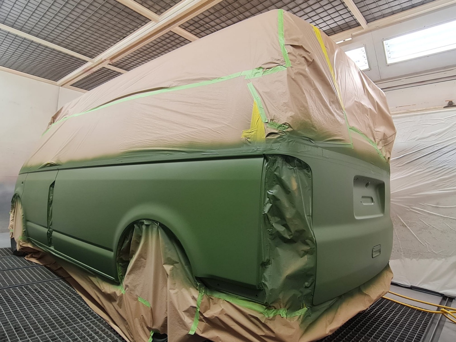 VW T-Modell nach Lackierung in Mattem Olivgrün