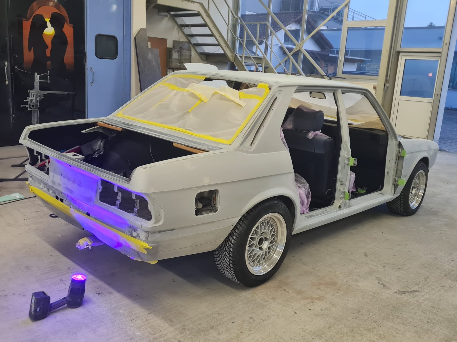 VW T-Modell vor der Lackierung in der Vorbereitung