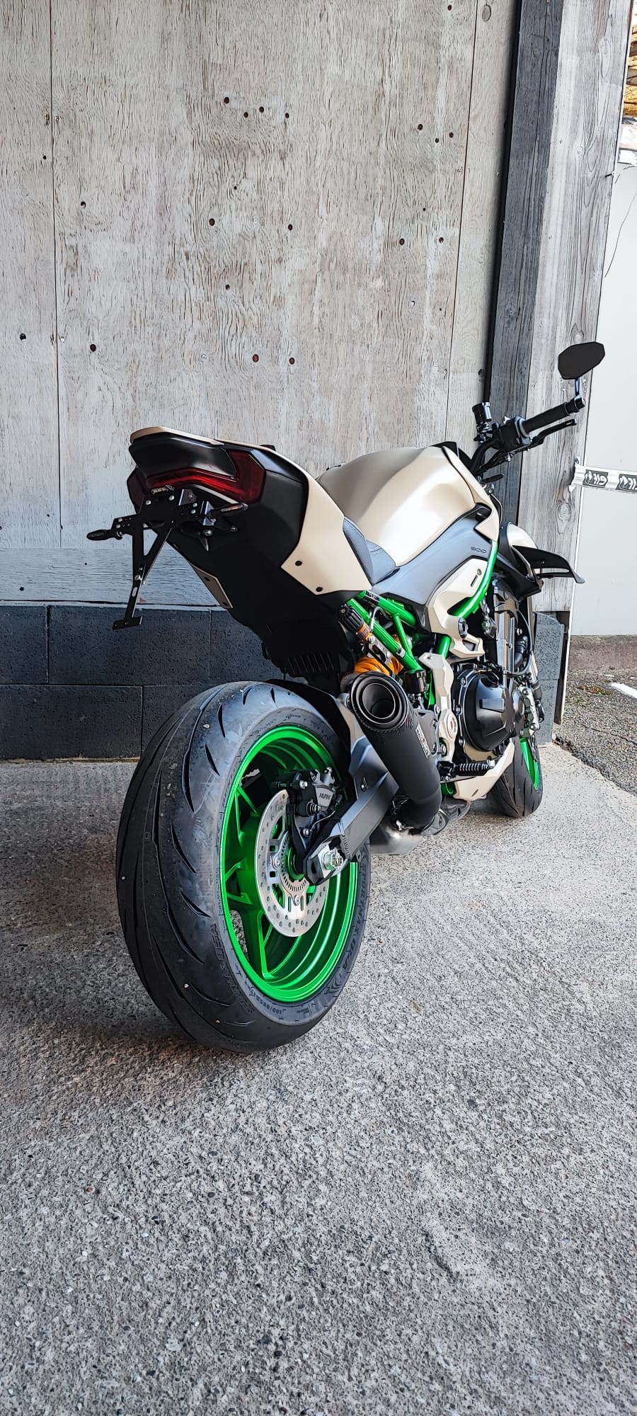 Kawasaki Z mit Custom Paint und grünen Felgen — Motorradlackierung BodyTech für Kunden aus Offenburg